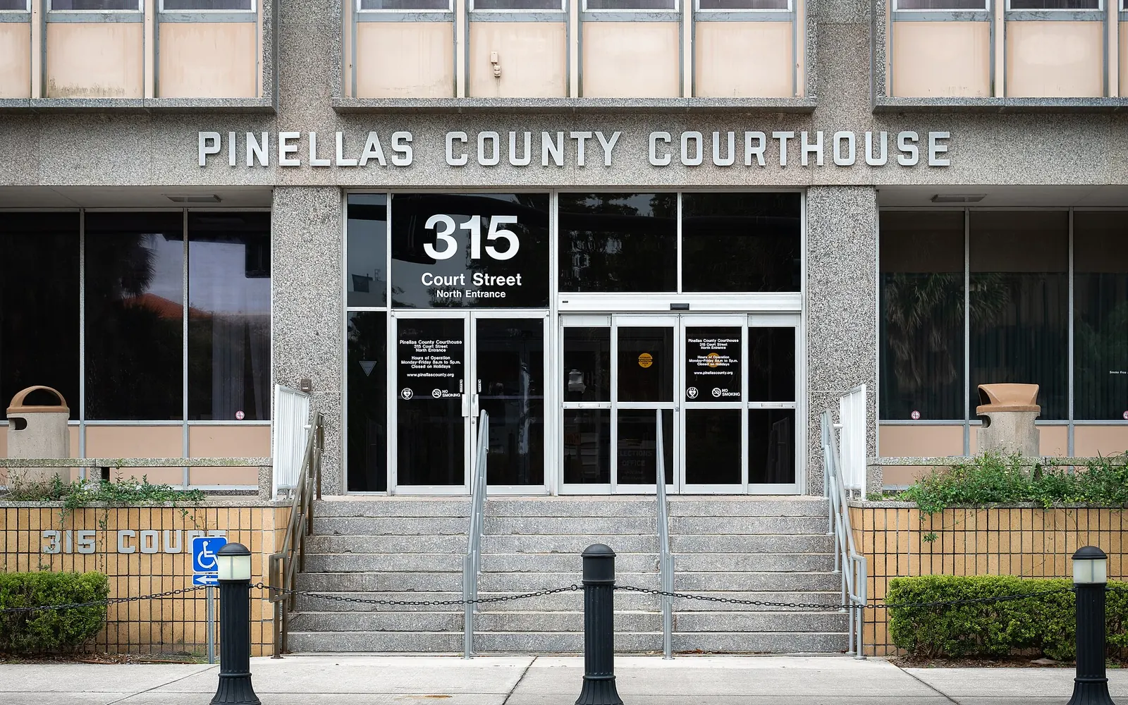 Entrance of the Pinellas County Courthouse at 315 Court Street in Clearwater, Florida